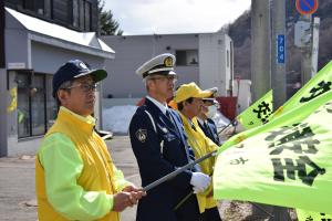 市長が旗を持っている画像