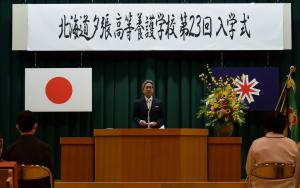 市長が祝辞を読んでいる画像