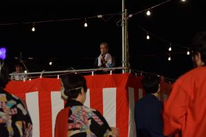 市長が櫓でマイクを持って話している画像