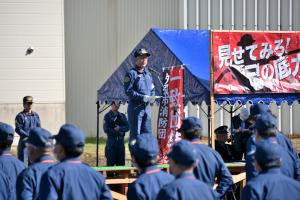 市長が消防団の前で挨拶している画像