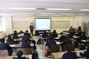 市長が高校生の前で発表している画像