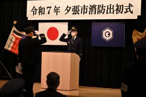 市長が出初式で挨拶をしているところ
