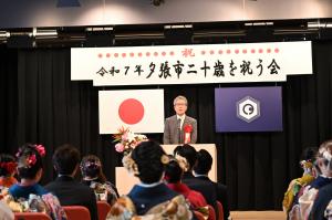 市長が二十歳を迎えた人たちへお祝いの言葉をお話しているところ