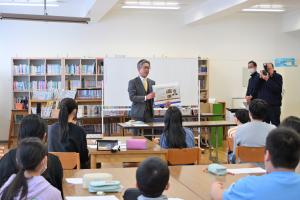 市長が先生となり、生徒へ説明している様子