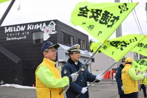 市長が交通安全の旗を振っているところ