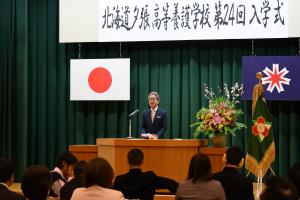 市長が入学式の祝辞を述べているところ
