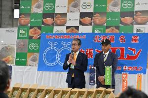 市長が初競り会場で挨拶しているところ