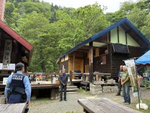 市長が夕張岳ヒュッテ開きで挨拶をしているところ