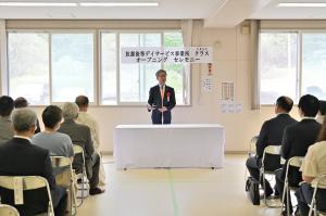 オープニングセレモニーで市長が挨拶をしているところ