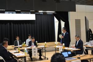 市長が三者協議の中で話をしているところ