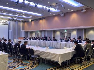 会議で市長が説明をしているところ