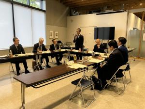 会議において市長が話をしているところ