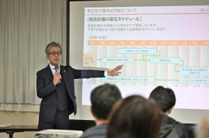 市長が説明しているところ