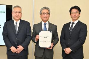 連携協定の証書と一緒に撮影