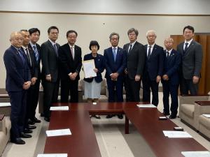 要請書を高橋はるみ議員へ提出しているところ
