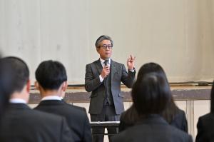 市長が中学生の前で説明をしているところ