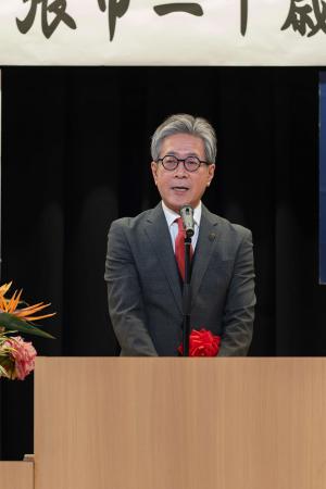 市長が挨拶をしているところ