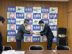 要望書を交わしているところ