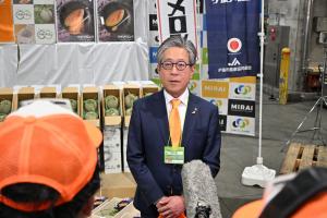 市長が取材を受けている画像