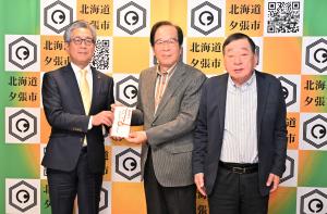 市長が実行委員会の方から寄付を頂いている画像