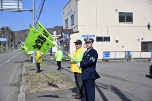 市長が交通安全と書かれた旗を振っている画像