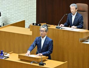 市長が演壇で発言している画像