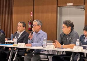 市長が会議会場で発言している画像