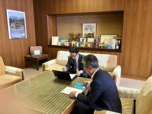 市長(手前)と協議中