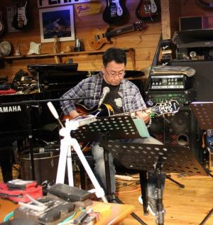 ライブハウスで趣味のギター演奏