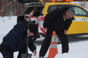 雪の中、道路パトロールする様子