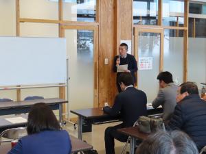 市内事業者向け研修会で司会をする様子