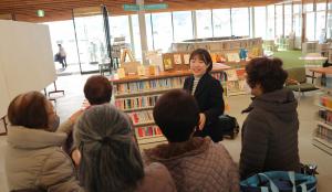 市民の皆さんとお話する様子