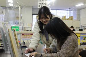 手続きについて教える様子